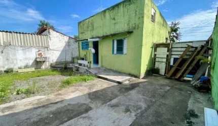 Casa com 2 quartos e espaço para piscina em Itanhaém.