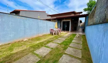 Casa com 2 quartos e área gourmet com churrasqueira em Itanhaém.