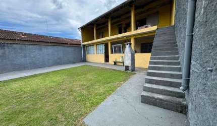 Casa com 4 quartos, churrasqueira e espaço para piscina em Itanhaém.
