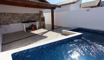 Casa com 3 quartos, piscina e churrasqueira em Itanhaém.