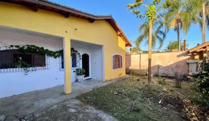 Casa com 3 quartos, churrasqueira e jardim em Itanhaém.