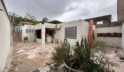 Casa com 2 quartos, churrasqueira e espaço para piscina em Peruíbe.