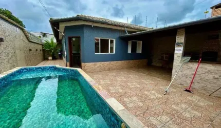 Casa com 2 quartos, piscina e churrasqueira em Itanhaém.