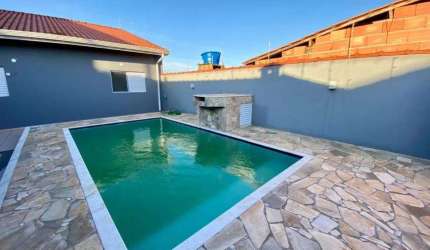 Casa na praia com piscina, 3 quartos e churrasqueira em Peruíbe.