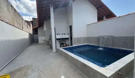 Casa na praia com piscina, 2 quartos e área gourmet em Itanhaém.