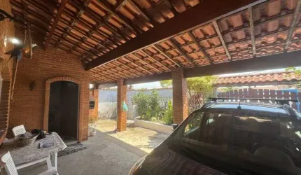 Casa na praia com 2 quartos, área gourmet e jardim em Itanhaém.