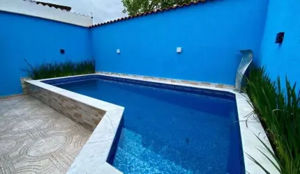 Casa com 2 quartos, piscina e área gourmet com churrasqueira em Itanhaém.
