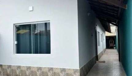 Casa com 2 quartos e área gourmet com churrasqueira em Itanhaém.