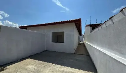 Casa com 2 quartos e piscina em Itanhaém.