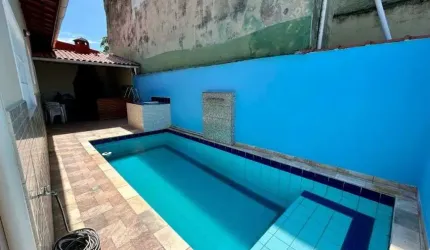 Casa à venda com 3 quartos e piscina em Itanhaém.