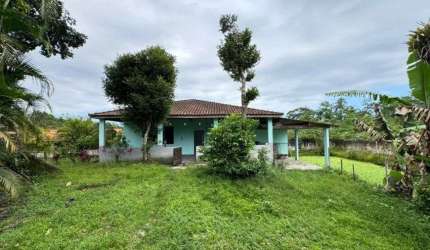Chácara com 2 quartos, área gourmet e lago em Itanhaém.