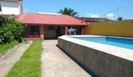 Casa na praia com piscina e 3 quartos em Itanhaém.