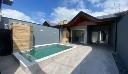 Casa na praia com 3 quartos, piscina e área gourmet com churrasqueira em Peruíbe.