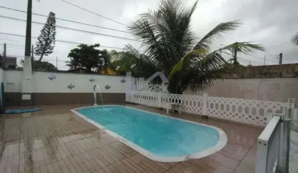 Casa com 2 quartos, piscina e área gourmet com churrasqueira em Itanhaém.