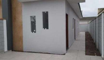 Casa com espaço para piscina em Itanhaém.