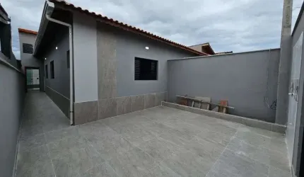 Casa com 3 quartos, piscina e área gourmet em Mongaguá.