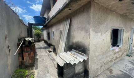 Casa com 2 quartos, jardim e espaço para piscina em Itanhaém.