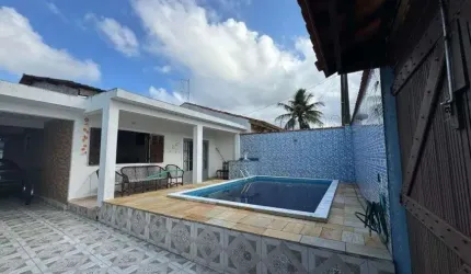 Casa na praia com 2 quartos, piscina e área gourmet em Peruíbe.
