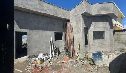 Casa em construção com 3 quartos e área gourmet em Itanhaém.