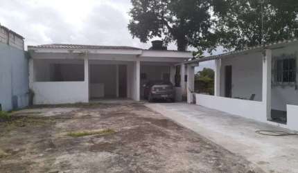 Casa com 3 quartos, espaço para piscina e jardim em Itanhaém.