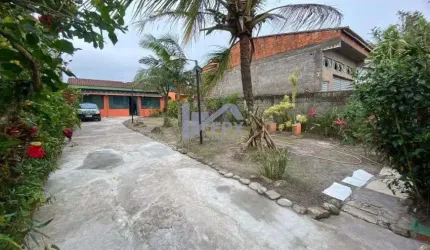 Casa com 2 quartos, jardim e espaço para piscina em Itanhaém.