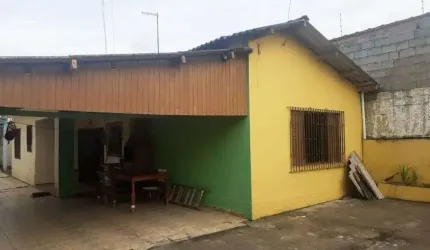 Casa com 2 quartos e área gourmet com churrasqueira em Itanhaém.