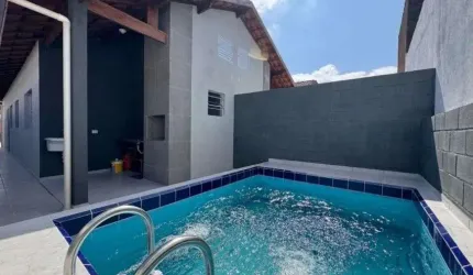 Casa na praia com 2 quartos, piscina e área gourmet em Itanhaém.
