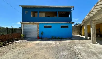 Casa com 2 quartos e espaço para piscina em Itanhaém.