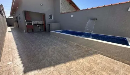 Casa com 2 quartos, piscina e churrasqueira em Itanhaém.