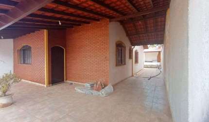 Casa com 3 quartos, piscina e churrasqueira em Itanhaém.