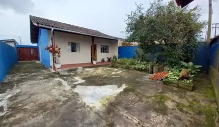 Casa com 2 quartos, espaço para piscina e churrasqueira em Itanhaém.