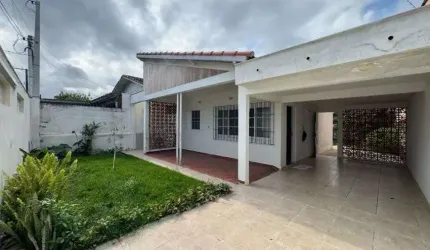 Casa com 2 quartos, jardim, churrasqueira e espaço para piscina em Itanhaém.