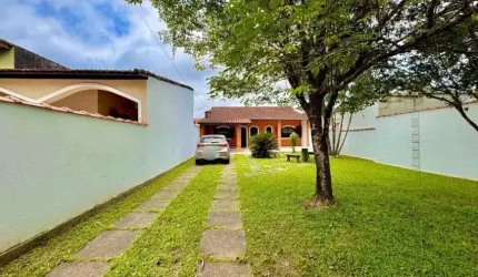 Casa na praia com 2 quartos, área gourmet e espaço para piscina em Itanhaém.