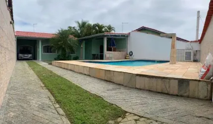 Casa com piscina, 3 quartos e área gourmet com churrasqueira em Itanhaém.