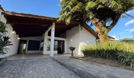 Casa à 90m do mar com 4 quartos, área gourmet e jardim em Peruíbe.