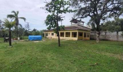 Chácara com 3 quartos, churrasqueira e jardim em Itanhaém.