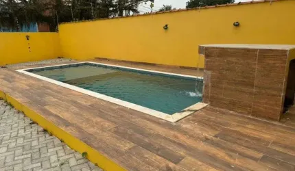 Casa em condomínio com piscina e 2 quartos em Itanhaém.