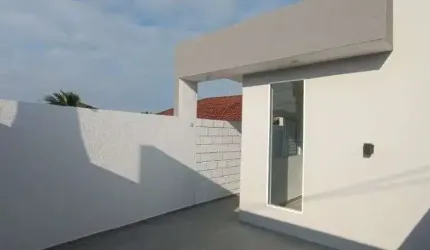 Casa com 2 quartos, piscina e área gourmet com churrasqueira em Itanhaém.