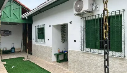 Casa com 3 quartos e área gourmet com churrasqueira em Itanhaém.