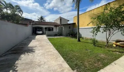 Casa com espaço para piscina, jardim e área gourmet com churrasqueira em Itanhaém.