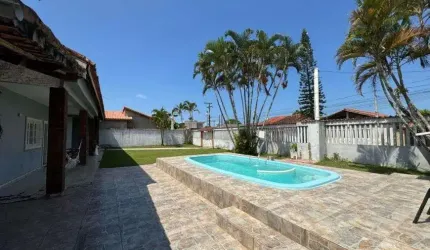 Casa à venda com piscina e 3 quartos em Itanhaém.