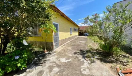 Casa com área gourmet, jardim e espaço para piscina em Itanhaém.