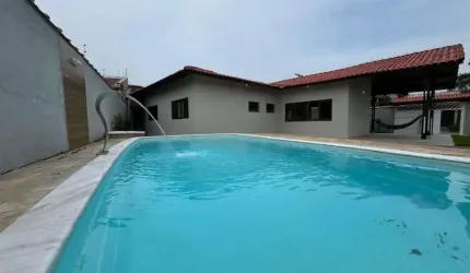 Casa na praia com 4 quartos, piscina, edícula e área gourmet com churrasqueira em Itanhaém.