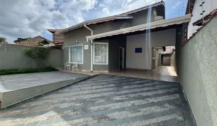 Casa à 150m do mar com piscina e 4 quartos em Peruíbe.