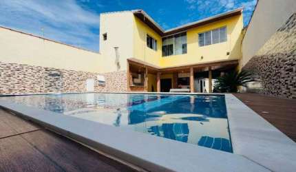 Casa na praia com 5 quartos, piscina e churrasqueira em Itanhaém.