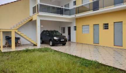Casa com 6 kitnets e área gourmet com churrasqueira em Itanhaém.