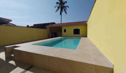Casa com 2 quartos, piscina e área gourmet com churrasqueira em Itanhaém.