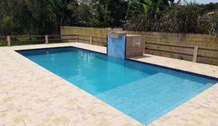 Chácara com piscina, 4 quartos e churrasqueira em Itanhaém.