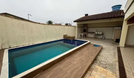 Casa com 3 quartos, piscina e área gourmet com churrasqueira em Itanhaém.
