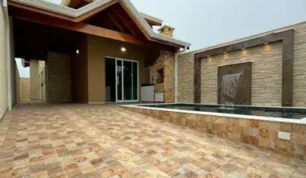Casa com 2 quartos, piscina e churrasqueira em Peruíbe.